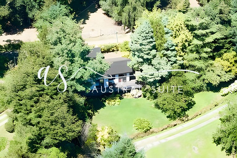 Spectacular lakeside house
