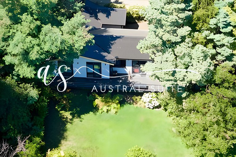 Spectacular lakeside house