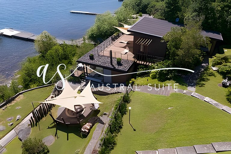 Casas à beira do lago, campo de padel