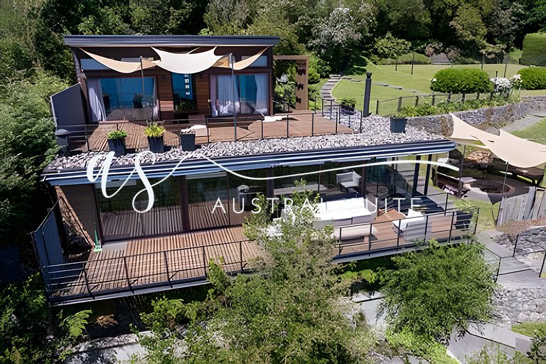 Casas à beira do lago, campo de padel