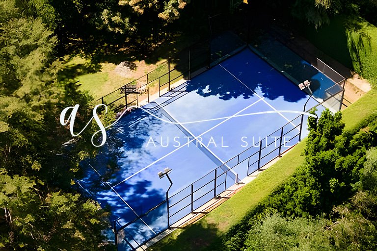 Casas à beira do lago, campo de padel