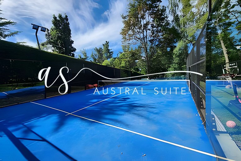 Casas à beira do lago, campo de padel