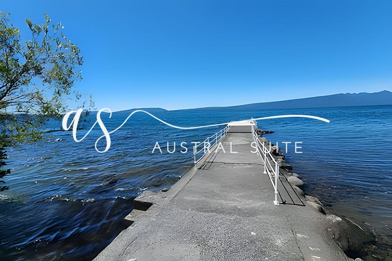 Casas à beira do lago, campo de padel