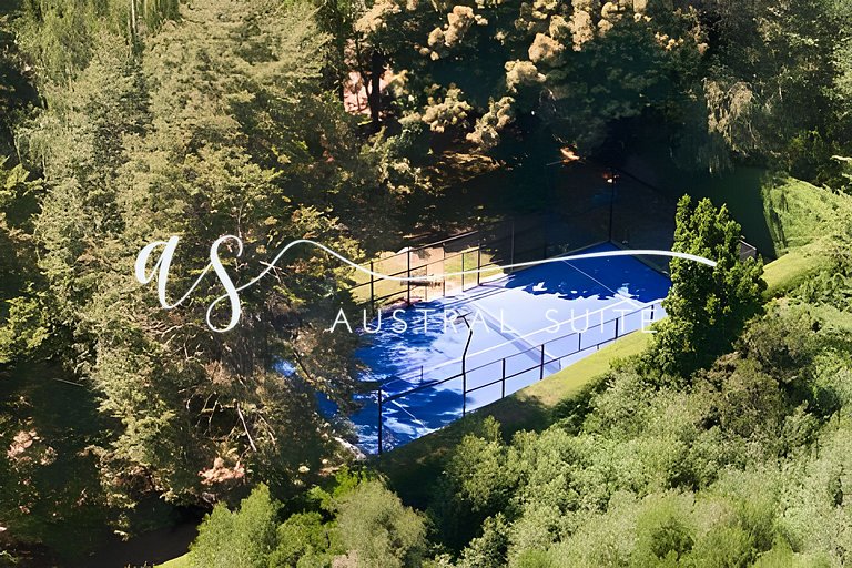 Casas à beira do lago, campo de padel